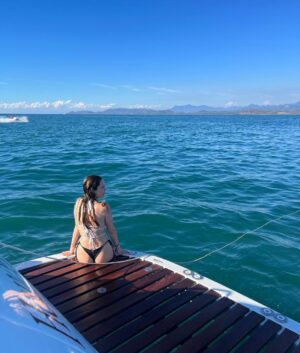 Camila Sodi Instagram - 1.clickbait para la foto #2
2. Mi hermana se llama Marina y vive en el mar 🌊 haciéndole honor a su nombre . Me regaló este libro y es el libro más bonito y mágico que he leído sobre el mar . Datos muy alucinantes de la vida en el mar 🪸 Si te gusta el mar te lo recomiendo! 
Foto 3-6. Gozando la vida (ah mis bikinis son de @sainzofficial por si ocupan) aquí andaba de tuxedo marino por que era Año Nuevo ! 
7. Una margarita frozen en mano para brindar por lo hermoso que es México y el Mar con sus seres mágicos y sus misterios 🌊