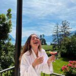 Camila Sodi Instagram - Me regalé una semana . Para mi . Toda completa para mi . Me lo merecía 🤍 me amo y amo como me cuido y me acompaño en mi crecimiento interior . Sanando en conciencia 🤍 les comparto unas fotos de mi Ser estos días . Sin retoque, sin moverles la luz , sin maquillaje , solo un humano procurando su bienestar, feliz 🙃 Ademas soy muy afortunada de tener grandes amigos que me dan siempre un empujón para arriba y hacia adelante ✨ ( saben quienes son , les amo ) @cliniquelaprairie Clinique La Prairie