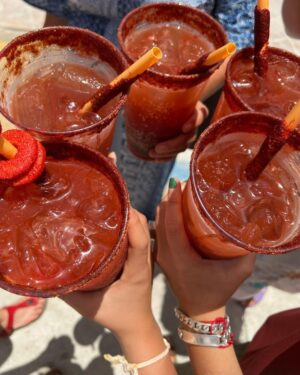 Camila Sodi Instagram - El paraíso 🦋 las mejores piñas coladas 🍹mi familia hermosa ❤️ manitas de cangrejo 🦀 baños al exterior 🚿 vino helado 🍷club de patos @clubpatos 🦆 micheladas de bienvenida 🍻 hermana eres una genio 🧞‍♂️ @_matriarca_ 💛 @yucatanturismo 🧃