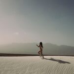 Camila Sodi Instagram - 🦋LA LIBERTAD 🦋 🦋vivo en libertad cada que me acuerdo que esta vida se va 🦋 y lo único que importa realmente, es el amor que te das a ti mismo y el amor que das a los demás 🦋 lo demás es confeti 🦋 se libre 🦋 de juicios propios y ajenos 🦋 se libre de ataduras mentales 🦋 se libre de tu propia mente y las limitaciones impuestas por ti mismo y/o por la sociedad🦋 se libre de ser diferente por ser auténtico 🦋 elige el amor 🦋 …eso SÍ que es ser libre 🦋 (*suena You won’t break my soul de Beyonce en el background*) Fotos @karlalisker @karlaliskerrr