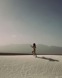 Camila Sodi Instagram - 🦋LA LIBERTAD 🦋 🦋vivo en libertad cada que me acuerdo que esta vida se va 🦋 y lo único que importa realmente, es el amor que te das a ti mismo y el amor que das a los demás 🦋 lo demás es confeti 🦋 se libre 🦋 de juicios propios y ajenos 🦋 se libre de ataduras mentales 🦋 se libre de tu propia mente y las limitaciones impuestas por ti mismo y/o por la sociedad🦋 se libre de ser diferente por ser auténtico 🦋 elige el amor 🦋 …eso SÍ que es ser libre 🦋 (*suena You won’t break my soul de Beyonce en el background*) Fotos @karlalisker @karlaliskerrr