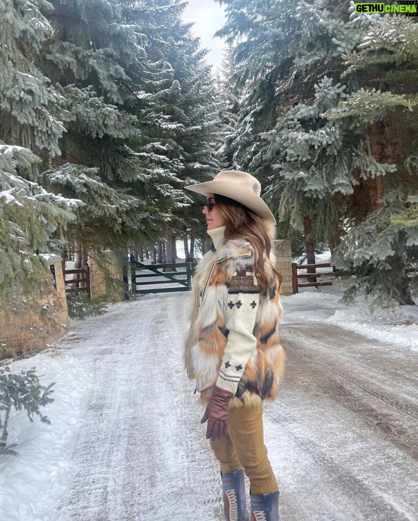 Camila Sodi Instagram - Home 🤍❄️ #fauxfur 🤌🏼 Aspen, Colorado