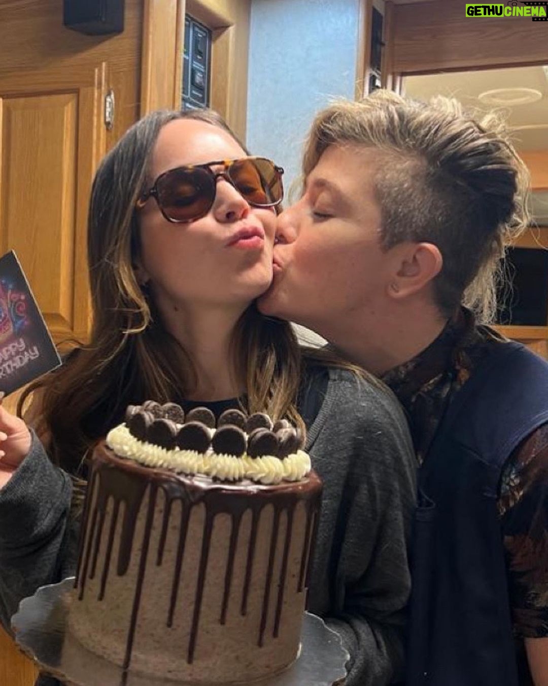 Camila Sodi Instagram - Pre cumpleaños 🎈filmando rodeada de gente hermosa 🎬 gracias por mi pastel @valerozavera ♥️