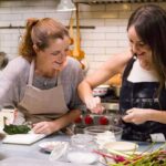 Camila Sodi Instagram - Tú sabes lo que me gusta comer delicioso y beber buen vino ! Pues mi amiga la chef @elena_reygadas me enseñó a cocinar (porqué se me quema el agua )🧑‍🍳 no te lo pierdas ! Una nueva serie de @discoveryhh #QuiénCocinaEstaNoche estreno 17 de mayo 🇨🇴09:00 pm // 19 de mayo 🇲🇽11:00 pm