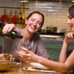 Camila Sodi Instagram - Tú sabes lo que me gusta comer delicioso y beber buen vino ! Pues mi amiga la chef @elena_reygadas me enseñó a cocinar (porqué se me quema el agua )🧑‍🍳 no te lo pierdas ! Una nueva serie de @discoveryhh #QuiénCocinaEstaNoche estreno 17 de mayo 🇨🇴09:00 pm // 19 de mayo 🇲🇽11:00 pm
