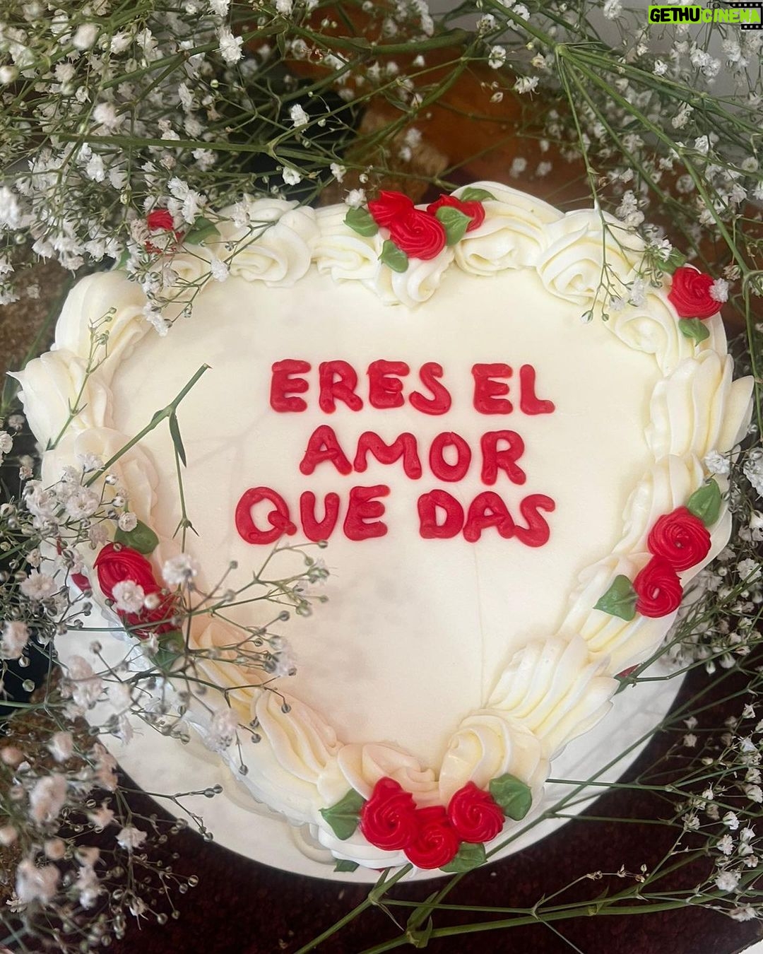 Camila Sodi Instagram - 37 años viva 💫 Mi vida solo tiene sentido porque la comparto con seres humanos maravillosos que me llenan de amor y me amplifican ! ❤️ GRACIAS ❤️ ❤️LES AMO ❤️ Gracias por el (los) pastel más elocuente y perfecto pájaro mío ! @amanditita