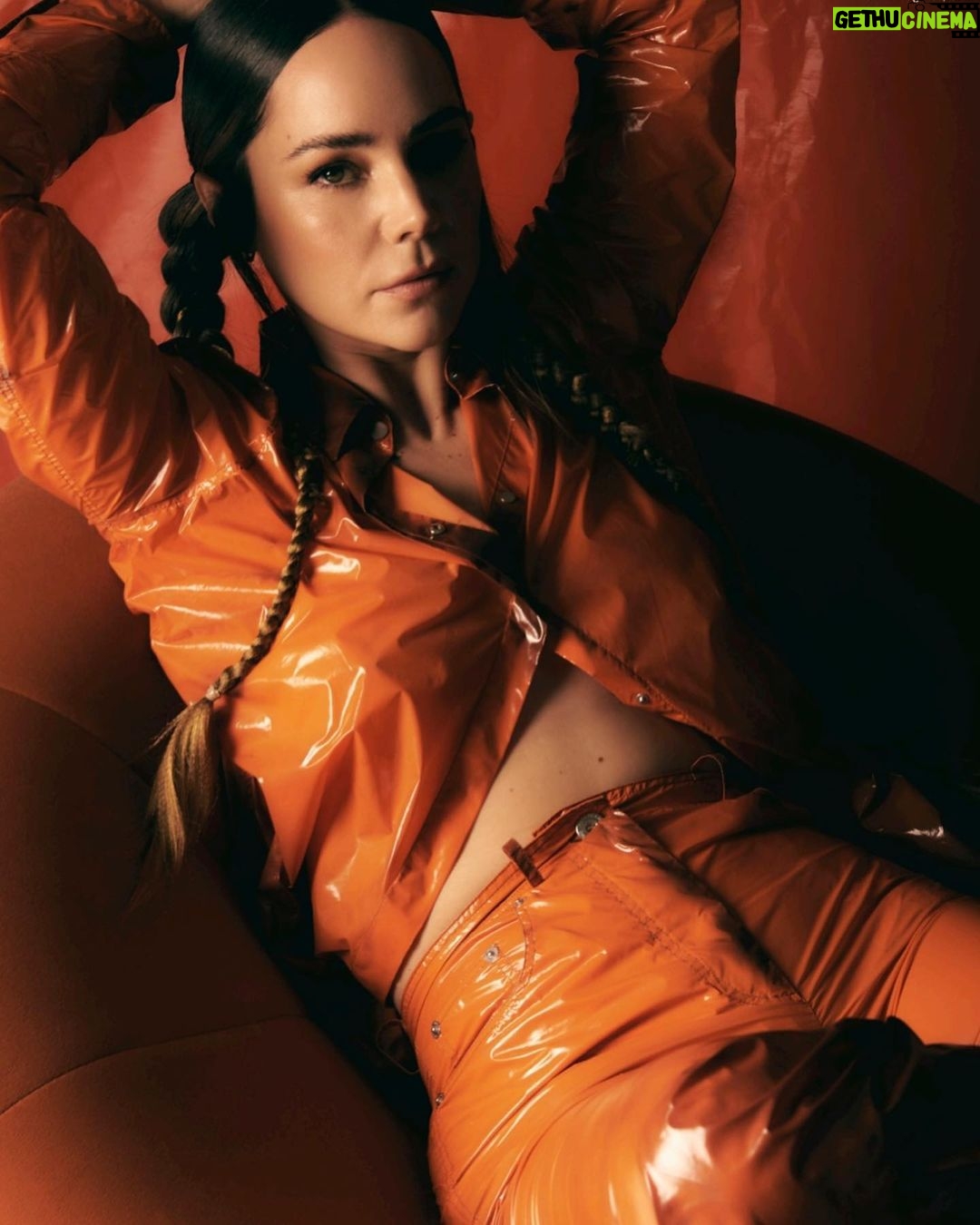 Camila Sodi Instagram - Mood hada activado 🧚♀️ Este mes celebro mi cumpleaños, esta portada hermosa y 20 años de carrera trabajando en lo que más me gusta hacer en la vida 💫 Gracias Dios por tanto! Gracias @marieclaire_la por la hermosa portada y la entrevista mágica 🪄 Gracias a todo el equipo que hizo esto posible y a mi glam que cada vez me deja más hada que nunca 💫 les amo a todes 💓 @ferragamo @sergiohdzrmz @gerardangulo @sergio.valenzuelach 📸 @marthalvarezbernal PR 🪄 @el_lanco @betoville Glam 🪄 @chentechapitas @alejandroiniguezhair