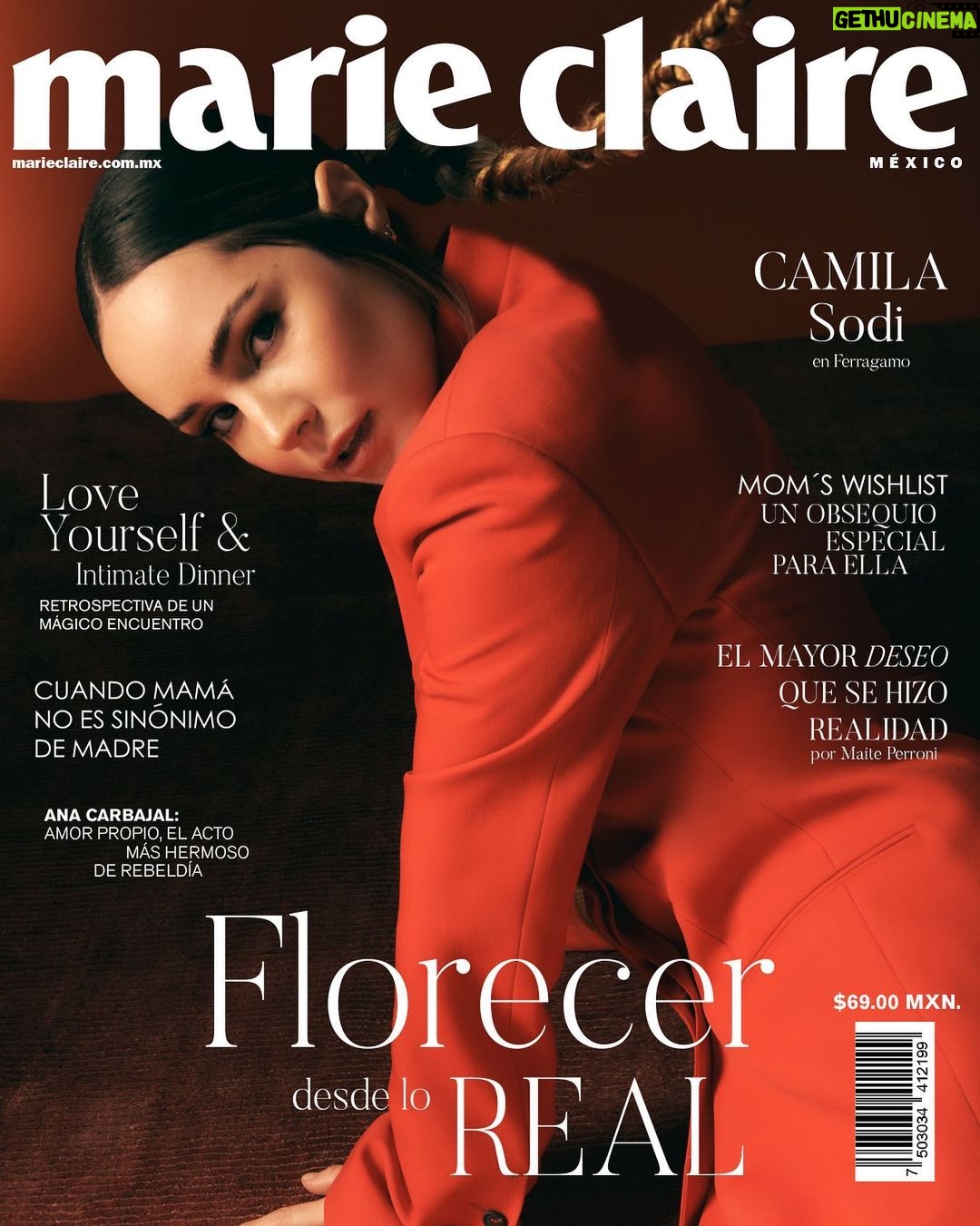 Camila Sodi Instagram - ¡El valor de la propia perspectiva!✨ Desde que era niña, @camilasodi_ ha estado involucrada en el mundo del entretenimiento, misma que le abrió las puertas a principios de los 2000 para empezar a florecer desde su propia personalidad y talento. En exclusiva para Marie Claire, la actriz protagoniza nuestra edición de mayo, transmitiendo su esencia a través de una sesión que fue capturada de una manera mágica y diferente a la vez de la mano de @ferragamo #CamilaSodiEsMarieClaire ❤️ Créditos: Director editorial: @gerardangulo
Realización: @sergio.valenzuelach Fotografía: @marthalvarezbernal
Maquillaje: @chentechapitas Peinado: @alejandroiniguezhair
Asistente de fotografía: @zoegmz__
Asistente de moda: @michortizand
Entrevista: @annabrennda Tapete en portada: @mughalrugs
