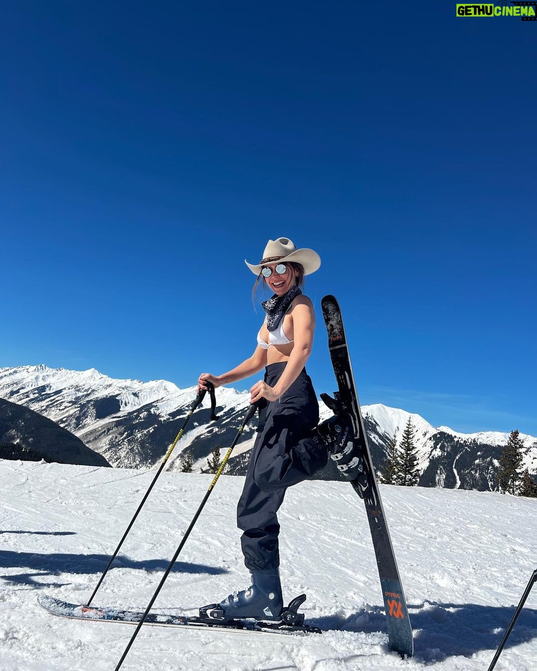 Camila Sodi Instagram - Spring skiing πΏπβοΈβοΈπͺΊπ± Aspen Mountain