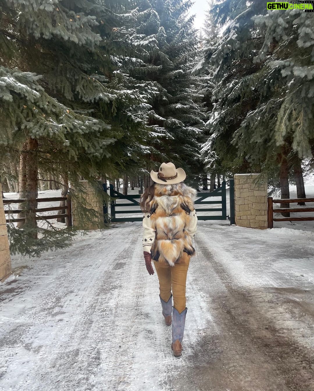 Camila Sodi Instagram - Home 🤍❄️ #fauxfur 🤌🏼 Aspen, Colorado