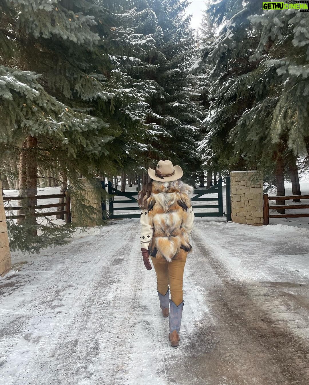 Camila Sodi Instagram - Home 🤍❄️ #fauxfur 🤌🏼 Aspen, Colorado
