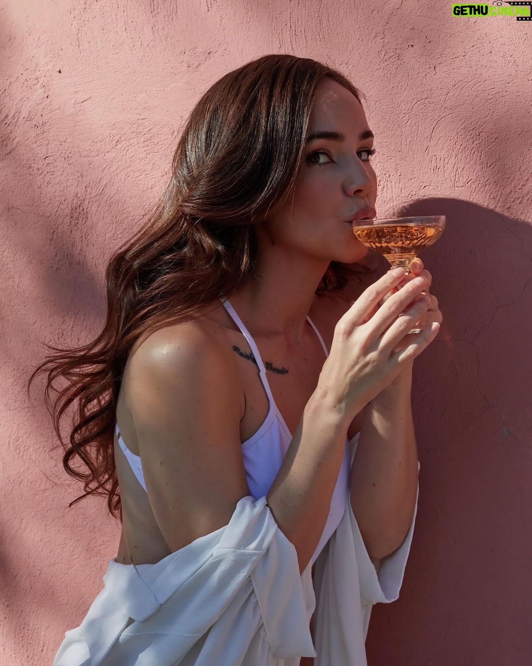 Camila Sodi Instagram - COMPRA NUESTRO VINO π«§π₯ @casaindomitasvino β¨LA TIENDA ESTΓ OFICIALMENTE ABIERTA β¨ paga como quieras y te llega tu vino asap para las fiestas βοΈππ₯π«§ donde? Link en bio ππΌ