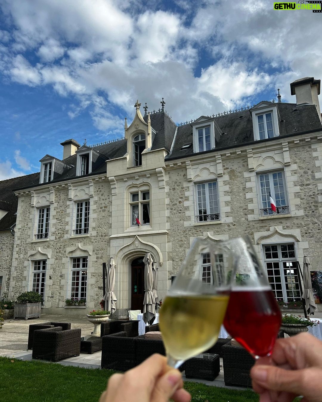 Camila Sodi Instagram - 🏰 en Champagne 🥂 mucho pan 🥐 mucho amor 💖 muchas risas 😹 y muuucha champaña 🍾 Epernay, Champagne, France