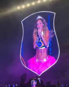 Camilla de Lucas Instagram - Obrigada RBD por fazerem parte da minha infância. Só a #SoyRebeldeTour pra resgatar essa momento das nossas vidas agora com +25 ❤️😭