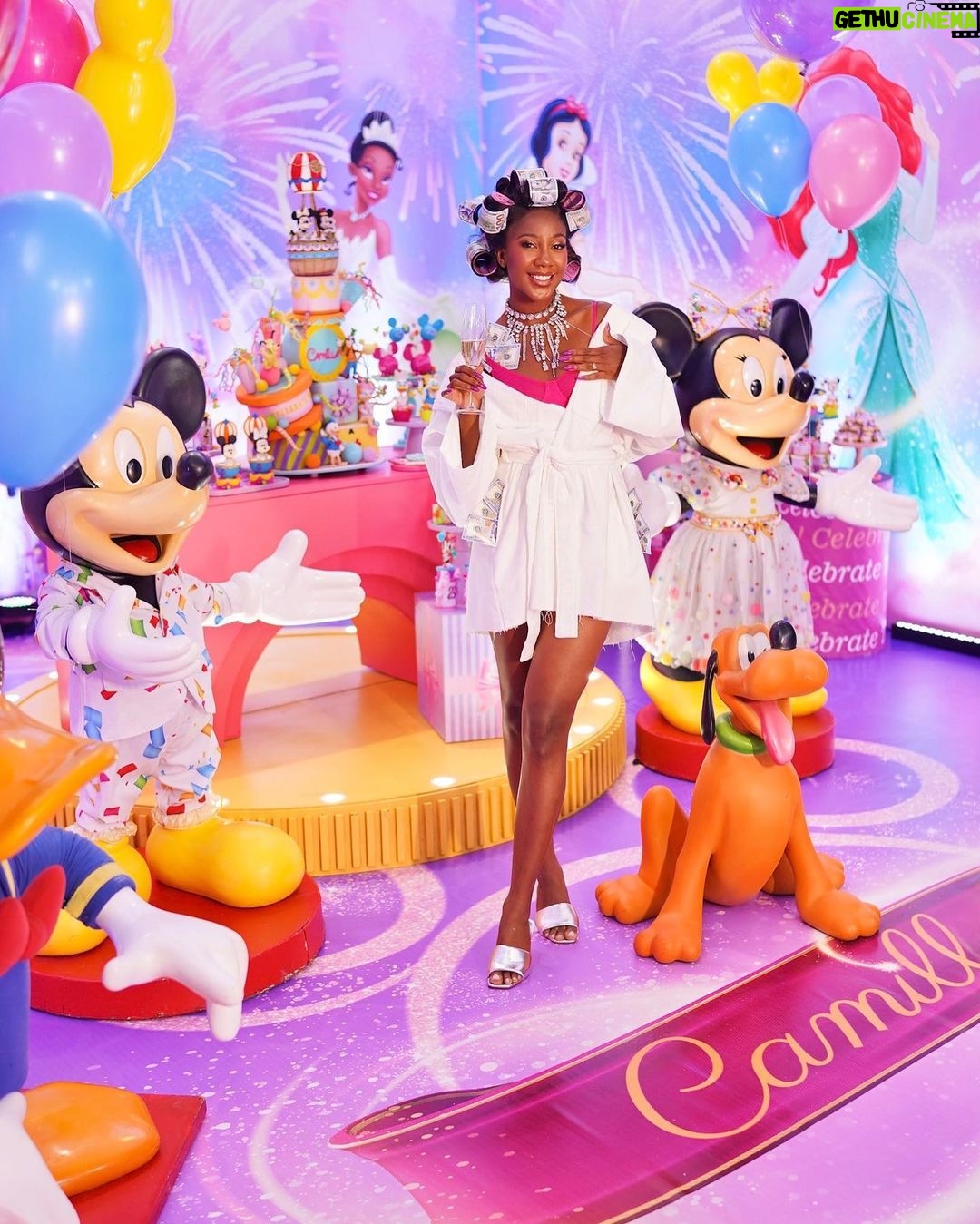 Camilla de Lucas - 305.6K Likes - CHEGA DE FESTA ESTILO BALADA E CLOSE, eu agora quero festa temática pra adulto SIM! 🎊💖🎉✨
E como sou da bagaceira essa foi A FESTA! E claro, com meus melhores amigos que entregam tudo, pq festa de verdade é com gente de verdade. Teve bingo com televisão, celular, notebook, jogos, brinquedos dos anos 90 e não podia falta o bolão com uma surpresinha dentro… 1 IPHONE uma viagem para… BELFORD ROXO ou NOVA IGUAÇU 😂😂😂
E claro, muita comida, bebida, dança das cadeiras, cabo de guerra, dança da bolinha, e muito funk! Ainda rolou uma lojinha fake da Disney.
Já estou programando a de 30.