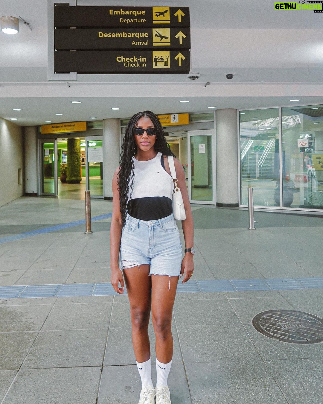 Camilla de Lucas Instagram - dumpzinho desse aerolook com bermuda pra mostrar que sou bem carioca em SP. Mas eu duvido alguém achar o erro nesse álbum.