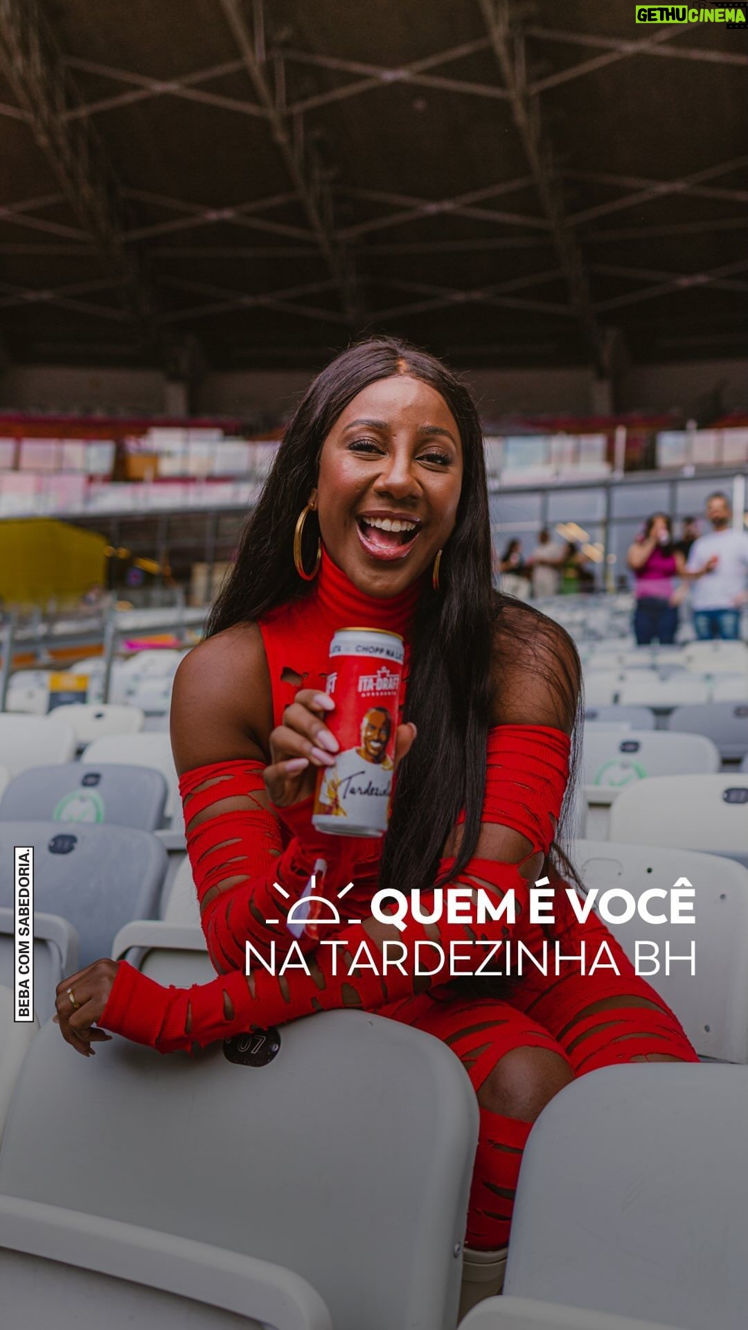 Camilla de Lucas Instagram - Esse tardezinha rendeu viu! E eu que não perco tempo, já fui sassaricar no meio do povo! 🗣 Com Ita-Draft na Tardezinha só podia dar essa vibe inconfundível ✨🍻 Em falar nisso, quando é a próxima, hein @itaipava? #ITAnaTardezinha #Itaipava #BebaComSabedoria #Publicidade