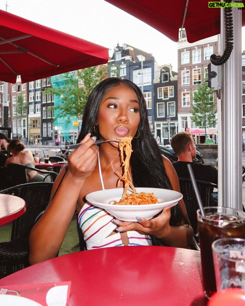 Camilla de Lucas Instagram - Spaghetti with tomato sauce cai bem em qualquer lugar do mundo, inclusive em Amsterdam 🇳🇱 🍝 Amsterdam, Netherlands