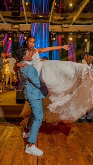 Camilla de Lucas Instagram - A NOSSA DANÇA // 1 mês de casados com bodas de beijinhos 👩🏾‍❤️‍💋‍👨🏾 @blecaute27