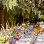 Camilla de Lucas Instagram - Ainda tem muitos detalhes pra falar desse casamento. Mas uma coisa que vocês AMARAM foi a Decoração tropical-contemporânea. São muitos detalhes que nem nas fotos da pra observar. Obs: as flores e frutas são todas naturais. No final rolou uma feirinha hahaha!