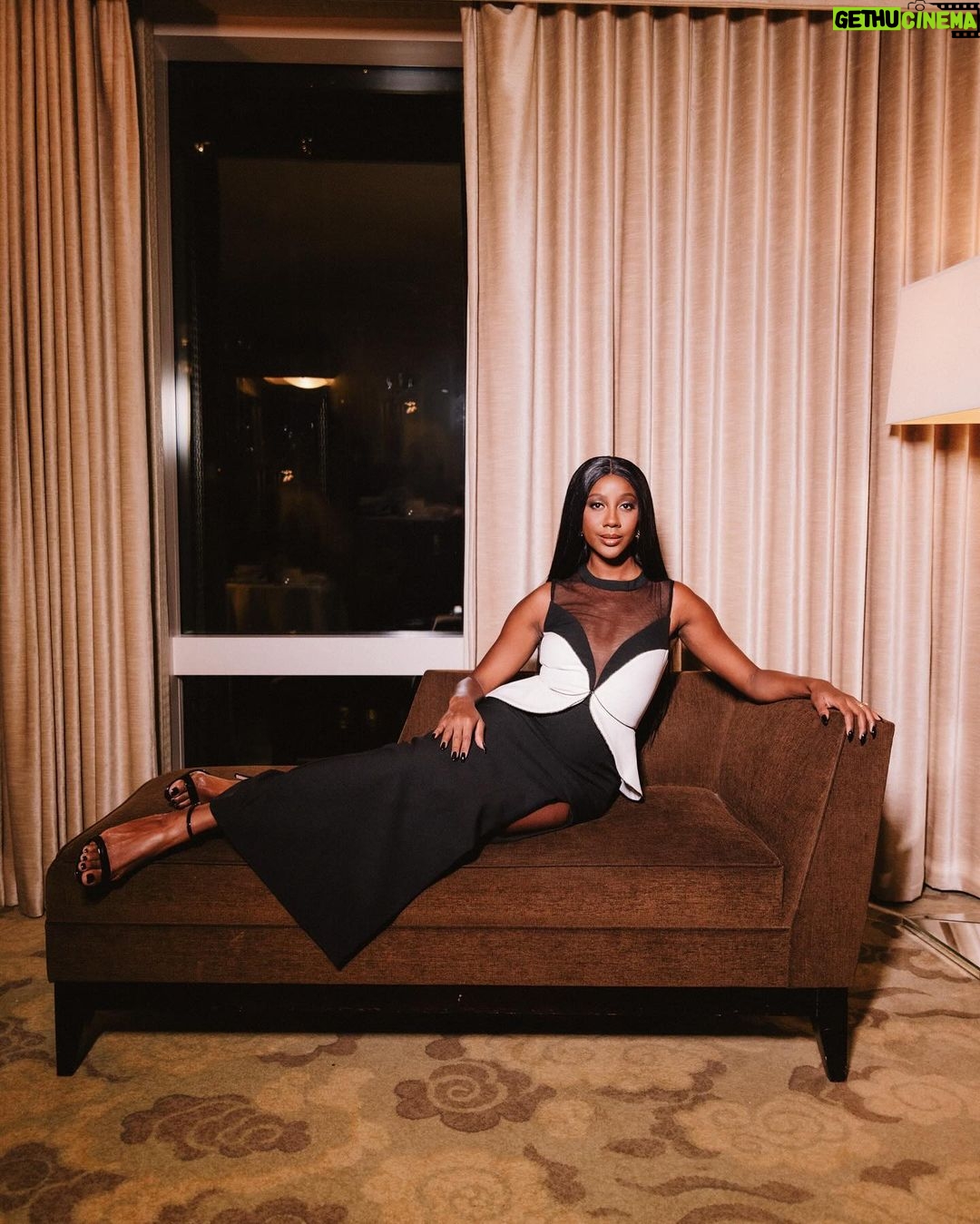 Camilla de Lucas Instagram - As que se inspiram na NAOMI… 🩷🛍️💖💸