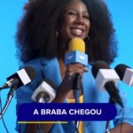 Camilla de Lucas Instagram - O Mercado Pago tem uma nova embaixadora. Então, dá o play pra ficar por dentro dessa baita novidade. E, atenção: logo, logo você também vai poder acompanhar por aqui várias dicas de como cuidar do seu dindin. #DescriçãoDaImagem: Em um fundo azul surge Camilla de Lucas - mulher negra, 1,79 de altura e cabelo crespo. A influenciadora digital está vestindo um look social azul e amarelo por baixo. No momento que a digital influencer surge, flashes de câmera são disparados em cena. Ela se dirige ao centro, onde há um púlpito de coletiva de imprensa com 5 microfones. 4 estão nas cores preto e branco e em destaque, e um microfone nas cores azul e amarelo com o logo do Mercado Livre. Ela inicia o pronunciamento mantendo uma postura séria e rapidamente puxa o microfone azul e amarelo e muda sua expressão facial. Empolgada, a influenciadora começa a gesticular enquanto fala, a cena muda o foco e surge uma mão branca com unhas pintadas de preto filmando a influenciadora pelo celular. Camilla volta a ser o foco da cena e continua o discurso de forma descontraída. Para fechar, ela se despede e uma tela azul com os logos do Mercado pago e Mercado Livre encerram o vídeo.