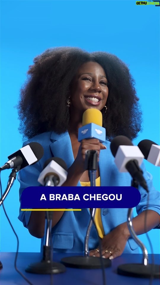 Camilla de Lucas Instagram - O Mercado Pago tem uma nova embaixadora. Então, dá o play pra ficar por dentro dessa baita novidade. E, atenção: logo, logo você também vai poder acompanhar por aqui várias dicas de como cuidar do seu dindin. #DescriçãoDaImagem: Em um fundo azul surge Camilla de Lucas - mulher negra, 1,79 de altura e cabelo crespo. A influenciadora digital está vestindo um look social azul e amarelo por baixo. No momento que a digital influencer surge, flashes de câmera são disparados em cena. Ela se dirige ao centro, onde há um púlpito de coletiva de imprensa com 5 microfones. 4 estão nas cores preto e branco e em destaque, e um microfone nas cores azul e amarelo com o logo do Mercado Livre. Ela inicia o pronunciamento mantendo uma postura séria e rapidamente puxa o microfone azul e amarelo e muda sua expressão facial. Empolgada, a influenciadora começa a gesticular enquanto fala, a cena muda o foco e surge uma mão branca com unhas pintadas de preto filmando a influenciadora pelo celular. Camilla volta a ser o foco da cena e continua o discurso de forma descontraída. Para fechar, ela se despede e uma tela azul com os logos do Mercado pago e Mercado Livre encerram o vídeo.