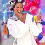 Camilla de Lucas Instagram - CHEGA DE FESTA ESTILO BALADA E CLOSE, eu agora quero festa temática pra adulto SIM! 🎊💖🎉✨ E como sou da bagaceira essa foi A FESTA! E claro, com meus melhores amigos que entregam tudo, pq festa de verdade é com gente de verdade. Teve bingo com televisão, celular, notebook, jogos, brinquedos dos anos 90 e não podia falta o bolão com uma surpresinha dentro… 1 IPHONE uma viagem para… BELFORD ROXO ou NOVA IGUAÇU 😂😂😂 E claro, muita comida, bebida, dança das cadeiras, cabo de guerra, dança da bolinha, e muito funk! Ainda rolou uma lojinha fake da Disney. Já estou programando a de 30.