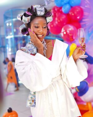 Camilla de Lucas Instagram - CHEGA DE FESTA ESTILO BALADA E CLOSE, eu agora quero festa temática pra adulto SIM! 🎊💖🎉✨
E como sou da bagaceira essa foi A FESTA! E claro, com meus melhores amigos que entregam tudo, pq festa de verdade é com gente de verdade. Teve bingo com televisão, celular, notebook, jogos, brinquedos dos anos 90 e não podia falta o bolão com uma surpresinha dentro… 1 IPHONE uma viagem para… BELFORD ROXO ou NOVA IGUAÇU 😂😂😂
E claro, muita comida, bebida, dança das cadeiras, cabo de guerra, dança da bolinha, e muito funk! Ainda rolou uma lojinha fake da Disney.
Já estou programando a de 30.