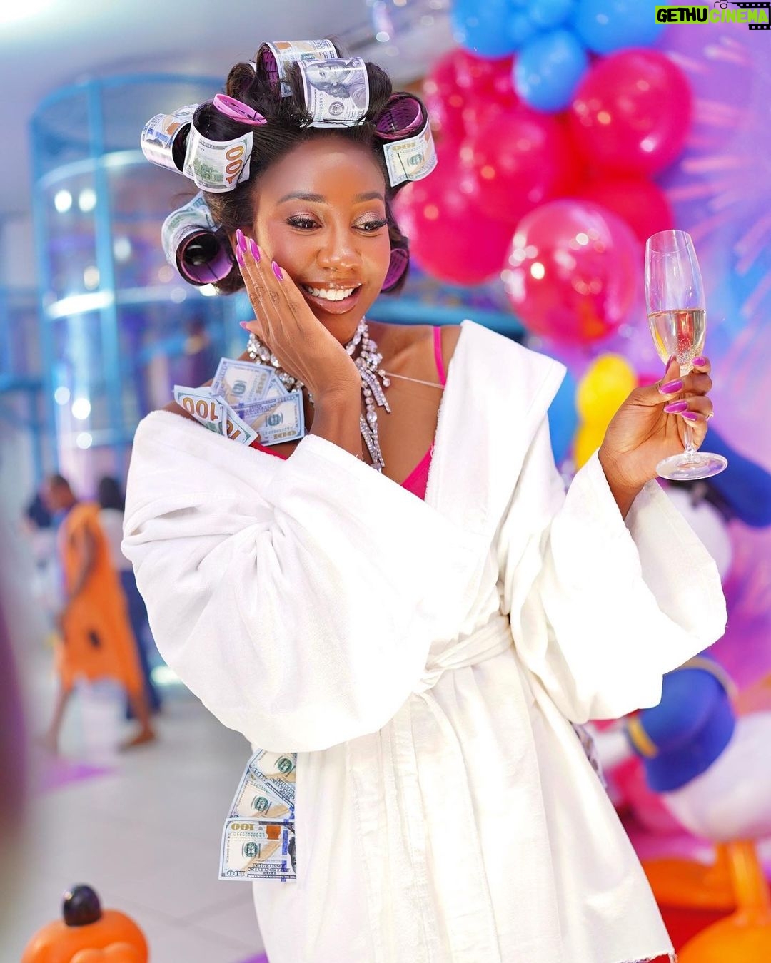 Camilla de Lucas - 305.6K Likes - CHEGA DE FESTA ESTILO BALADA E CLOSE, eu agora quero festa temática pra adulto SIM! 🎊💖🎉✨
E como sou da bagaceira essa foi A FESTA! E claro, com meus melhores amigos que entregam tudo, pq festa de verdade é com gente de verdade. Teve bingo com televisão, celular, notebook, jogos, brinquedos dos anos 90 e não podia falta o bolão com uma surpresinha dentro… 1 IPHONE uma viagem para… BELFORD ROXO ou NOVA IGUAÇU 😂😂😂
E claro, muita comida, bebida, dança das cadeiras, cabo de guerra, dança da bolinha, e muito funk! Ainda rolou uma lojinha fake da Disney.
Já estou programando a de 30.