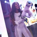 Camilla de Lucas Instagram - CHEGA DE FESTA ESTILO BALADA E CLOSE, eu agora quero festa temática pra adulto SIM! 🎊💖🎉✨ E como sou da bagaceira essa foi A FESTA! E claro, com meus melhores amigos que entregam tudo, pq festa de verdade é com gente de verdade. Teve bingo com televisão, celular, notebook, jogos, brinquedos dos anos 90 e não podia falta o bolão com uma surpresinha dentro… 1 IPHONE uma viagem para… BELFORD ROXO ou NOVA IGUAÇU 😂😂😂 E claro, muita comida, bebida, dança das cadeiras, cabo de guerra, dança da bolinha, e muito funk! Ainda rolou uma lojinha fake da Disney. Já estou programando a de 30.