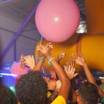 Camilla de Lucas Instagram – CHEGA DE FESTA ESTILO BALADA E CLOSE, eu agora quero festa temática pra adulto SIM! 🎊💖🎉✨
E como sou da bagaceira essa foi A FESTA! E claro, com meus melhores amigos que entregam tudo, pq festa de verdade é com gente de verdade. Teve bingo com televisão, celular, notebook, jogos, brinquedos dos anos 90 e não podia falta o bolão com uma surpresinha dentro… 1 IPHONE uma viagem para… BELFORD ROXO ou NOVA IGUAÇU 😂😂😂
E claro, muita comida, bebida, dança das cadeiras, cabo de guerra, dança da bolinha, e muito funk! Ainda rolou uma lojinha fake da Disney.
Já estou programando a de 30.