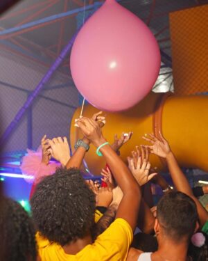 Camilla de Lucas Instagram - CHEGA DE FESTA ESTILO BALADA E CLOSE, eu agora quero festa temática pra adulto SIM! 🎊💖🎉✨
E como sou da bagaceira essa foi A FESTA! E claro, com meus melhores amigos que entregam tudo, pq festa de verdade é com gente de verdade. Teve bingo com televisão, celular, notebook, jogos, brinquedos dos anos 90 e não podia falta o bolão com uma surpresinha dentro… 1 IPHONE uma viagem para… BELFORD ROXO ou NOVA IGUAÇU 😂😂😂
E claro, muita comida, bebida, dança das cadeiras, cabo de guerra, dança da bolinha, e muito funk! Ainda rolou uma lojinha fake da Disney.
Já estou programando a de 30.