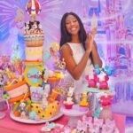 Camilla de Lucas Instagram – CHEGA DE FESTA ESTILO BALADA E CLOSE, eu agora quero festa temática pra adulto SIM! 🎊💖🎉✨
E como sou da bagaceira essa foi A FESTA! E claro, com meus melhores amigos que entregam tudo, pq festa de verdade é com gente de verdade. Teve bingo com televisão, celular, notebook, jogos, brinquedos dos anos 90 e não podia falta o bolão com uma surpresinha dentro… 1 IPHONE uma viagem para… BELFORD ROXO ou NOVA IGUAÇU 😂😂😂
E claro, muita comida, bebida, dança das cadeiras, cabo de guerra, dança da bolinha, e muito funk! Ainda rolou uma lojinha fake da Disney.
Já estou programando a de 30.