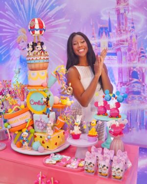 Camilla de Lucas Instagram - CHEGA DE FESTA ESTILO BALADA E CLOSE, eu agora quero festa temática pra adulto SIM! 🎊💖🎉✨
E como sou da bagaceira essa foi A FESTA! E claro, com meus melhores amigos que entregam tudo, pq festa de verdade é com gente de verdade. Teve bingo com televisão, celular, notebook, jogos, brinquedos dos anos 90 e não podia falta o bolão com uma surpresinha dentro… 1 IPHONE uma viagem para… BELFORD ROXO ou NOVA IGUAÇU 😂😂😂
E claro, muita comida, bebida, dança das cadeiras, cabo de guerra, dança da bolinha, e muito funk! Ainda rolou uma lojinha fake da Disney.
Já estou programando a de 30.