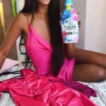 Camilla de Lucas Instagram - Silêncio. 🫵🏾 Estou no meu mega dia de autocuidado! Do banho demorado, até o guarda-roupa com todas as roupas limpinhas e perfumadas me esperando! 🩵 Tem sensação melhor que essa? Respira, é Downy! @downy_brasil #RespiraÉDowny #publicidade