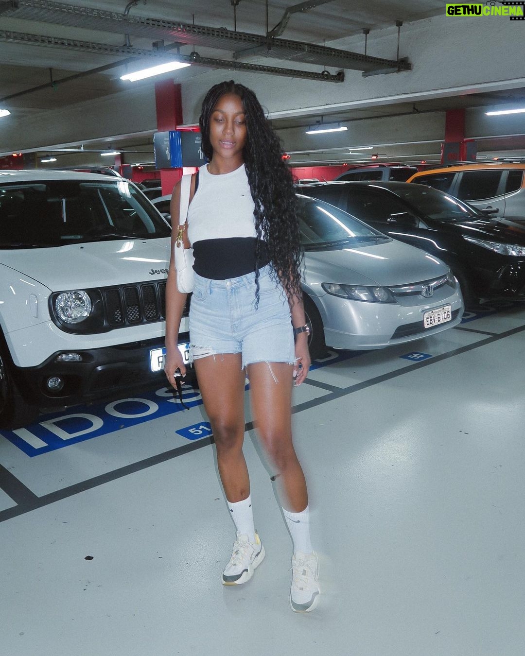 Camilla de Lucas Instagram - dumpzinho desse aerolook com bermuda pra mostrar que sou bem carioca em SP. Mas eu duvido alguém achar o erro nesse álbum.