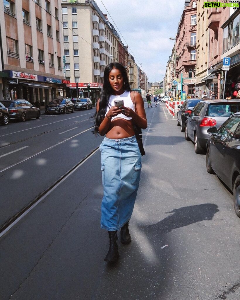 Camilla de Lucas Instagram - vibesssss it girl em Frankfurt colocando pra jogo a cinturinha de pilão. Frankfurt, Germany