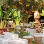 Camilla de Lucas Instagram - Ainda tem muitos detalhes pra falar desse casamento. Mas uma coisa que vocês AMARAM foi a Decoração tropical-contemporânea. São muitos detalhes que nem nas fotos da pra observar. Obs: as flores e frutas são todas naturais. No final rolou uma feirinha hahaha!