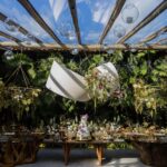 Camilla de Lucas Instagram - Ainda tem muitos detalhes pra falar desse casamento. Mas uma coisa que vocês AMARAM foi a Decoração tropical-contemporânea. São muitos detalhes que nem nas fotos da pra observar. Obs: as flores e frutas são todas naturais. No final rolou uma feirinha hahaha!