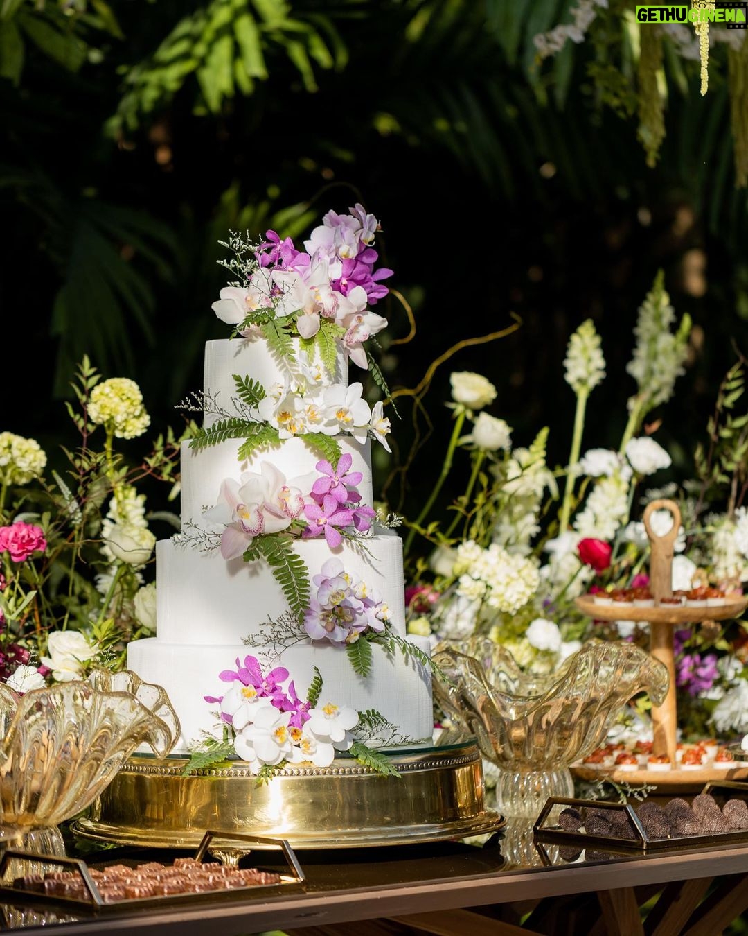 Camilla de Lucas Instagram - Ainda tem muitos detalhes pra falar desse casamento. Mas uma coisa que vocês AMARAM foi a Decoração tropical-contemporânea. São muitos detalhes que nem nas fotos da pra observar. Obs: as flores e frutas são todas naturais. No final rolou uma feirinha hahaha!
