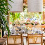 Camilla de Lucas Instagram - Ainda tem muitos detalhes pra falar desse casamento. Mas uma coisa que vocês AMARAM foi a Decoração tropical-contemporânea. São muitos detalhes que nem nas fotos da pra observar. Obs: as flores e frutas são todas naturais. No final rolou uma feirinha hahaha!
