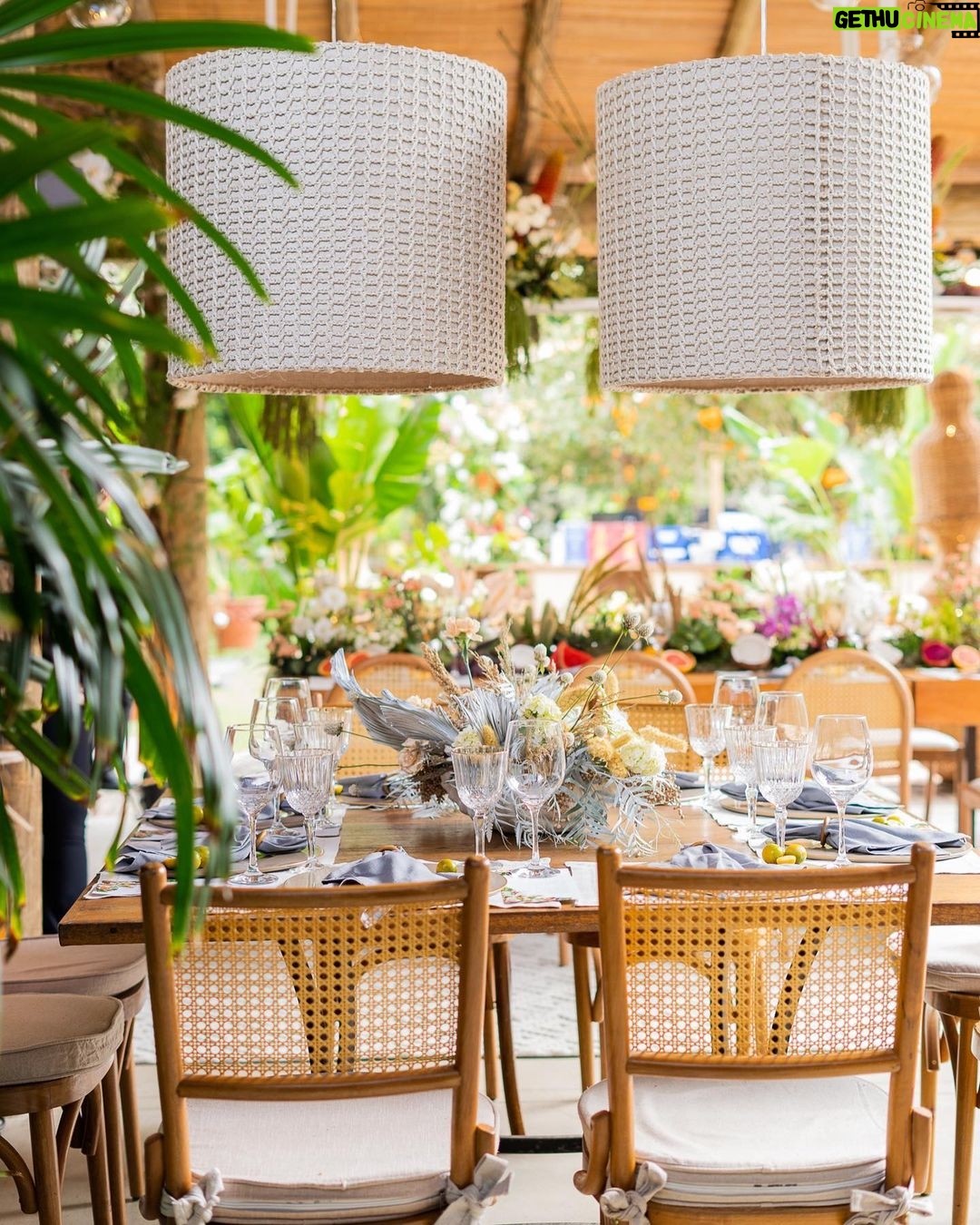 Camilla de Lucas Instagram - Ainda tem muitos detalhes pra falar desse casamento. Mas uma coisa que vocês AMARAM foi a Decoração tropical-contemporânea. São muitos detalhes que nem nas fotos da pra observar. Obs: as flores e frutas são todas naturais. No final rolou uma feirinha hahaha!