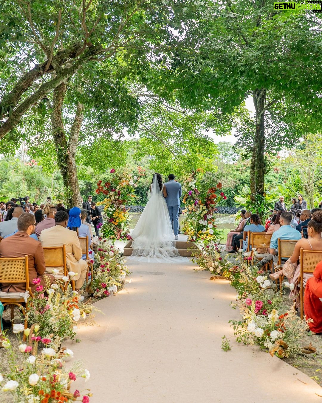 Camilla de Lucas Instagram - Ainda tem muitos detalhes pra falar desse casamento. Mas uma coisa que vocês AMARAM foi a Decoração tropical-contemporânea. São muitos detalhes que nem nas fotos da pra observar. Obs: as flores e frutas são todas naturais. No final rolou uma feirinha hahaha!