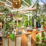 Camilla de Lucas Instagram - Ainda tem muitos detalhes pra falar desse casamento. Mas uma coisa que vocês AMARAM foi a Decoração tropical-contemporânea. São muitos detalhes que nem nas fotos da pra observar. Obs: as flores e frutas são todas naturais. No final rolou uma feirinha hahaha!