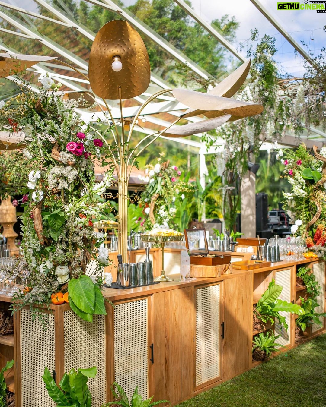 Camilla de Lucas Instagram - Ainda tem muitos detalhes pra falar desse casamento. Mas uma coisa que vocês AMARAM foi a Decoração tropical-contemporânea. São muitos detalhes que nem nas fotos da pra observar. Obs: as flores e frutas são todas naturais. No final rolou uma feirinha hahaha!