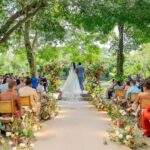 Camilla de Lucas Instagram - Ainda tem muitos detalhes pra falar desse casamento. Mas uma coisa que vocês AMARAM foi a Decoração tropical-contemporânea. São muitos detalhes que nem nas fotos da pra observar. Obs: as flores e frutas são todas naturais. No final rolou uma feirinha hahaha!