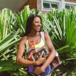 Camilla de Lucas Instagram - Então pega esse estoque de barras de chocolate Hershey’s da gata! 🤪 EU AMOOO! 🫰🏾 Mas é claro que isso não seria atoa e só podia fazer parte de uma ação muito maior! Nesta Páscoa, @hersheysbr se uniu ao Gastronomia Periférica, e a qualquer pedido realizado no e-commerce da marca* originará a doação de 1 barra Hershey’s para o negócio social. Afinal, a Páscoa esta aí para nos deliciarmos mas também para criar momentos de reflexão e conexão com quem amamos! 💖 #ChocolateQueTransforma