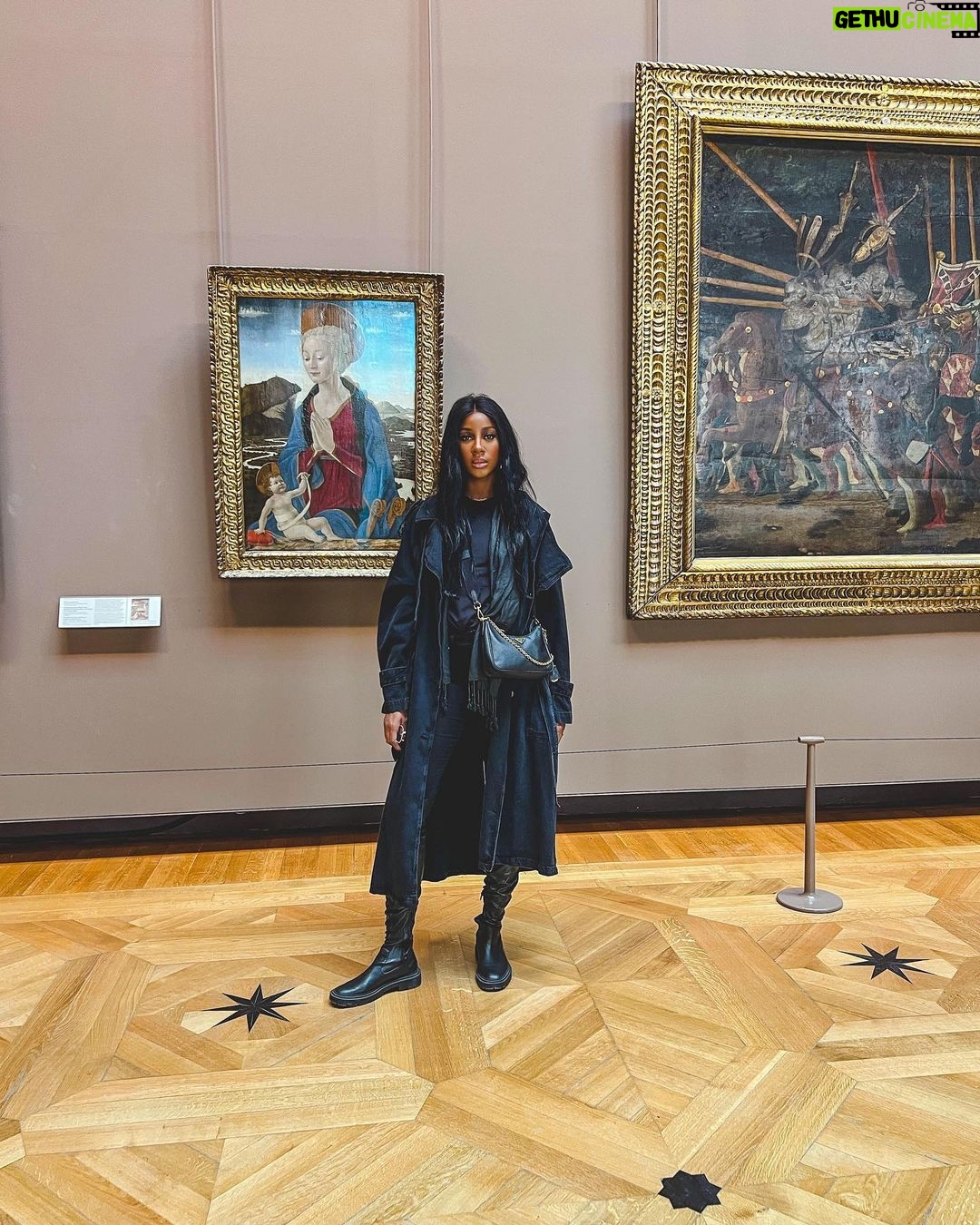 Camilla de Lucas Instagram - Gente, a Mona Lisa é minúscula porém cheia de fãs. Já posso dizer que vi o que da Vinci aprontou lá em 1.500 Louvre Museum Paris
