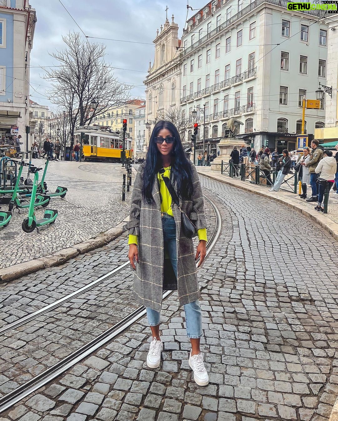 Camilla de Lucas Instagram - como as bloguers batem perna em lisboa de salto? juro, das 13:00 as 22:00 só andando. Aqui foi rolê vibe de moradora 🇵🇹 Lisbon, Portugal